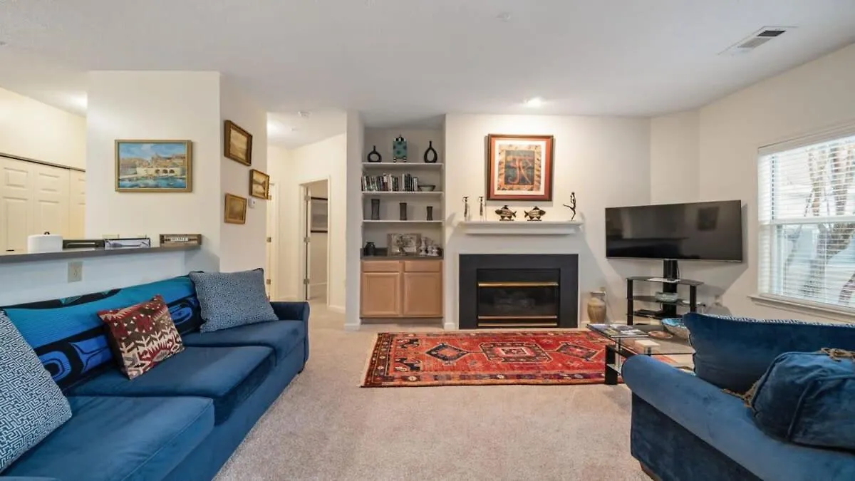 Cozy 1-Br Apartment With A Seasonal Pool Charlotte